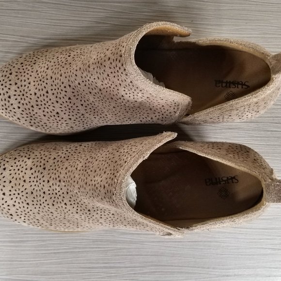 Susina Camden Perforated Block Heel Booties, Tan Suede, Womens Size 9.5 M - Picture 8 of 11